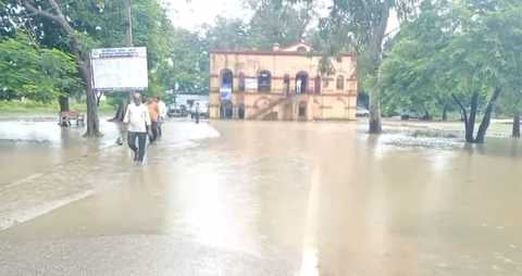 शहर में स्टेशन मार्ग पर भरा बारिश का पानी। संवाद