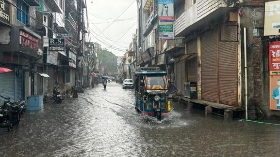 शहर में स्टेशन मार्ग पर भरा बारिश का पानी। संवाद
