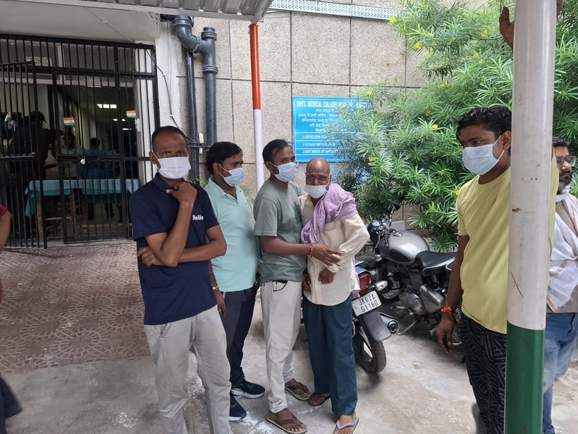 दिल्ली से अपने परिजनों के शवों को देखकर दहाड़ मारकर विलखती राजकुमारी। अमर उजाला दिल्ली से अपने परिजनों के शवों को देखकर दहाड़ मारकर विलखती राजकुमारी। अमर उजाला