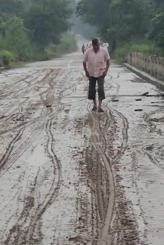 धनौरा में बारिश में खराब हुई फसल व जमा रेत।संवाद