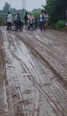 धनौरा में बारिश में खराब हुई फसल व जमा रेत।संवाद