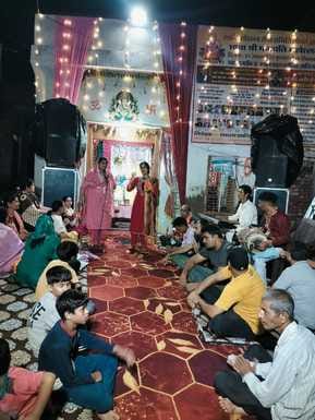 08 सीवन में आयोजित भजन संध्या में भजन गाती गायक। संस्थान 