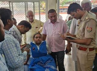 19 गंभीरपुर थाना के  श्रीरामगंज बाजार तिराहा के पास स्कूल बस की डंपर ने मारा टक्कर, क्षतिग्रस्त