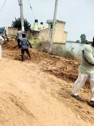 30 खेतों से मशीन व ट्रैक्टरों से मिट्टी लाने में जुटे भैणी सुरजन के ग्रामीण। संवाद 30 खेतों से मशीन व ट्रैक्टरों से मिट्टी लाने में जुटे भैणी सुरजन के ग्रामीण। संवाद