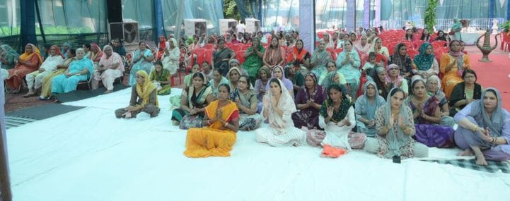 30जेएनडी 18:कथा वाचन करते हुए कथावाचक छबीले छैल बिहारी। आयोजक 30जेएनडी 18:कथा वाचन करते हुए कथावाचक छबीले छैल बिहारी। आयोजक