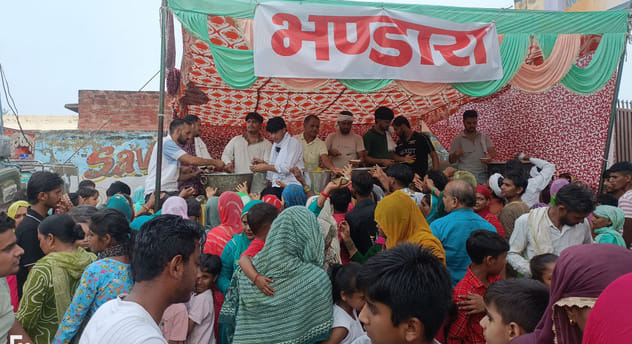 39 कलायत: बाबा की मजार पर पूजा करते श्रद्धालु 39 कलायत: बाबा की मजार पर पूजा करते श्रद्धालु