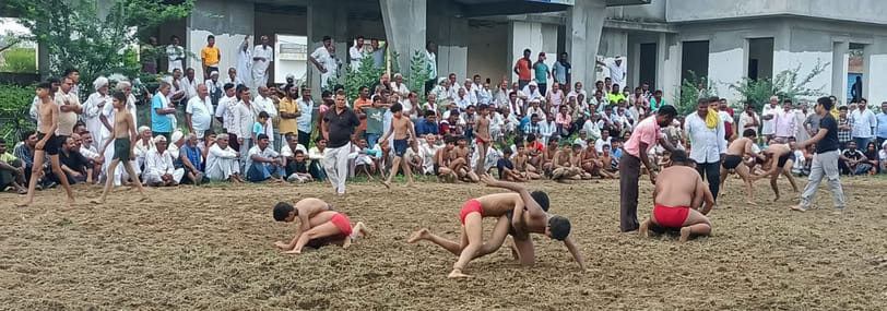 39 कलायत: बाबा की मजार पर पूजा करते श्रद्धालु 39 कलायत: बाबा की मजार पर पूजा करते श्रद्धालु