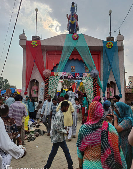 39 कलायत: बाबा की मजार पर पूजा करते श्रद्धालु 39 कलायत: बाबा की मजार पर पूजा करते श्रद्धालु