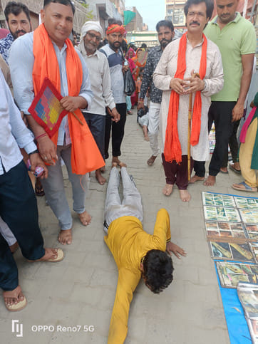 39 कलायत: बाबा की मजार पर पूजा करते श्रद्धालु 39 कलायत: बाबा की मजार पर पूजा करते श्रद्धालु