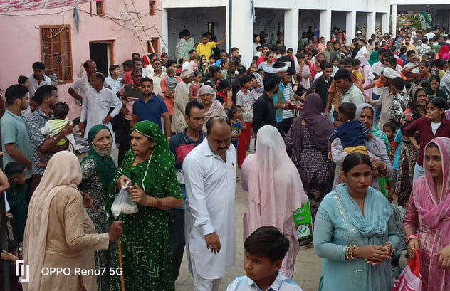 39 कलायत: बाबा की मजार पर पूजा करते श्रद्धालु 39 कलायत: बाबा की मजार पर पूजा करते श्रद्धालु