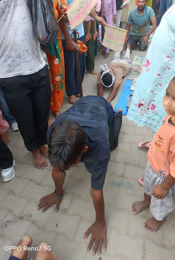 39 कलायत: बाबा की मजार पर पूजा करते श्रद्धालु 39 कलायत: बाबा की मजार पर पूजा करते श्रद्धालु