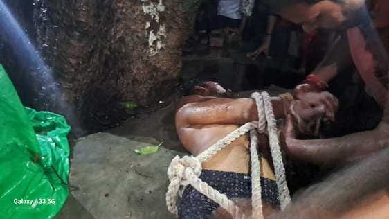 अलीगंज के मोहल्ला राधाकृष्ण में टंकी पर चढ़ा हुआ युवक। संवाद