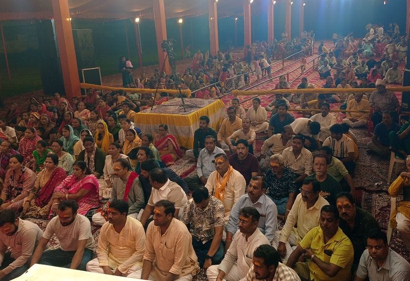 बिसौली में सहयोगियों को सम्मानित करती मेला की आयोजन समिति। संवाद बिसौली में सहयोगियों को सम्मानित करती मेला की आयोजन समिति। संवाद