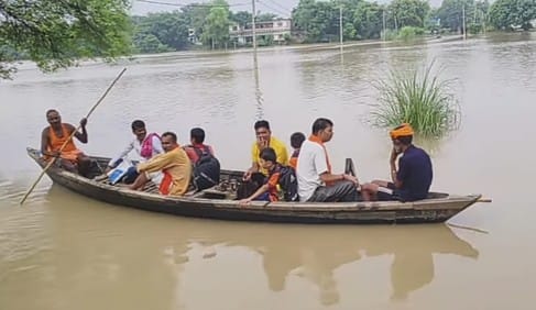 चककी नौरंगा गांव में गंगा नदी कटान में समाहित हो रही मकान। वीडियो ग्रैब चककी नौरंगा गांव में गंगा नदी कटान में समाहित हो रही मकान। वीडियो ग्रैब