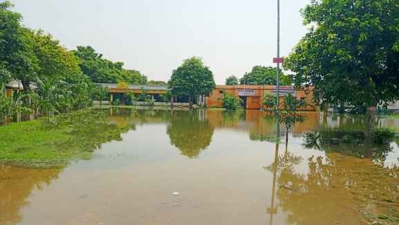 चककी नौरंगा गांव में गंगा नदी कटान में समाहित हो रही मकान। वीडियो ग्रैब चककी नौरंगा गांव में गंगा नदी कटान में समाहित हो रही मकान। वीडियो ग्रैब