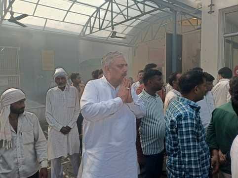 चिता को मुखग्नि देता परिजन फोटो संवाद चिता को मुखग्नि देता परिजन फोटो संवाद