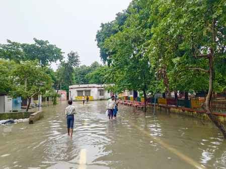 चूड़ी बाजार में जलभराव से गुजरते लोग। संवाद चूड़ी बाजार में जलभराव से गुजरते लोग। संवाद