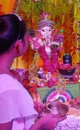फोटो 16 सीकेटीपी-3- परिचय- शहरके बल्दाऊगंज में भक्त द्वारा की जा रही भगवान गणेश की पूजा। संवाद फोटो 16 सीकेटीपी-3- परिचय- शहरके बल्दाऊगंज में भक्त द्वारा की जा रही भगवान गणेश की पूजा। संवाद