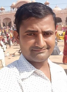 गंगोह-करनाल हाइवे पर धरना देती मृतक के परिवार की महिलाएं संवाद