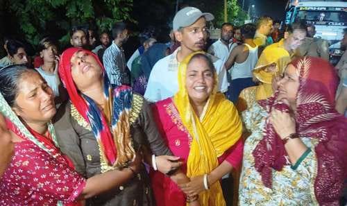 गंगोह-करनाल हाइवे पर धरना देती मृतक के परिवार की महिलाएं संवाद