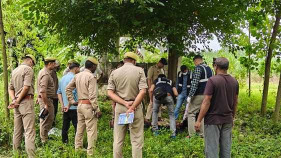 गंगोह-करनाल हाइवे पर धरना देती मृतक के परिवार की महिलाएं संवाद