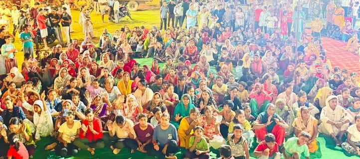 गणपति महोत्सव में सांस्कृतिक कार्यक्रम प्रस्तुत करते बच्चे स्रोत संवाद गणपति महोत्सव में सांस्कृतिक कार्यक्रम प्रस्तुत करते बच्चे स्रोत संवाद