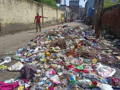 गोविंदपुरम में सड़क के किनारे पड़ा कूड़ा। संवाद