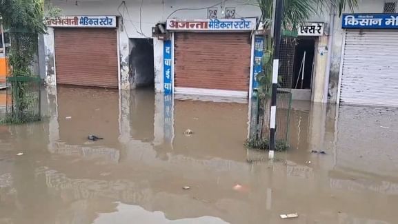 हनुमानगढ़ जिले के रावतसर में तेज बारिश से मेघाहाइवे स्थित दुकानें पानी में डूब गई। 