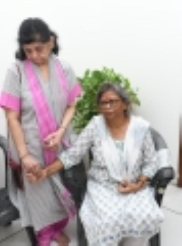 हिंदी संस्थान में उपन्यास के विमोचन समारोह में वक्तव्य देते समय प्रदेश के पूर्व मुख्य सचिव और स