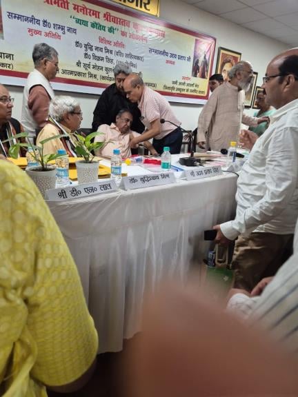 हिंदी संस्थान में उपन्यास के विमोचन समारोह में वक्तव्य देते समय प्रदेश के पूर्व मुख्य सचिव और स