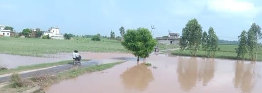 इस्माईलाबाद। गांव झांसा में मारकंडा नदी शनिवार को भी इस तरह उफनी रही। संवाद