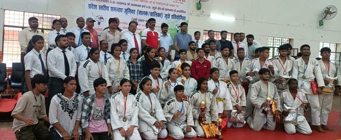 जूडो प्रतियोगिता की विजेता ट्रॉफी के साथ खिलाड़ी।स्त्रोत-स्वयं