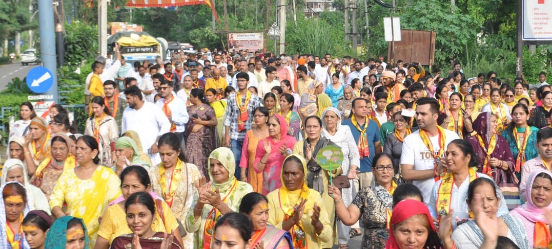 कुरुक्षेत्र। श्री कृष्ण कृपा जीओ गीता परिवार द्वारा निकाली गई शोभा यात्रा में हिस्सा लेते श्रद् कुरुक्षेत्र। श्री कृष्ण कृपा जीओ गीता परिवार द्वारा निकाली गई शोभा यात्रा में हिस्सा लेते श्रद्