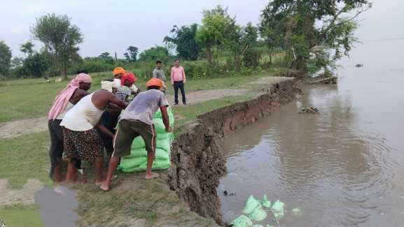 मईपुर में डैंपनर नौ से सोलह के बीच कटान स्थल पर ग्रामीण व एसडीओ।