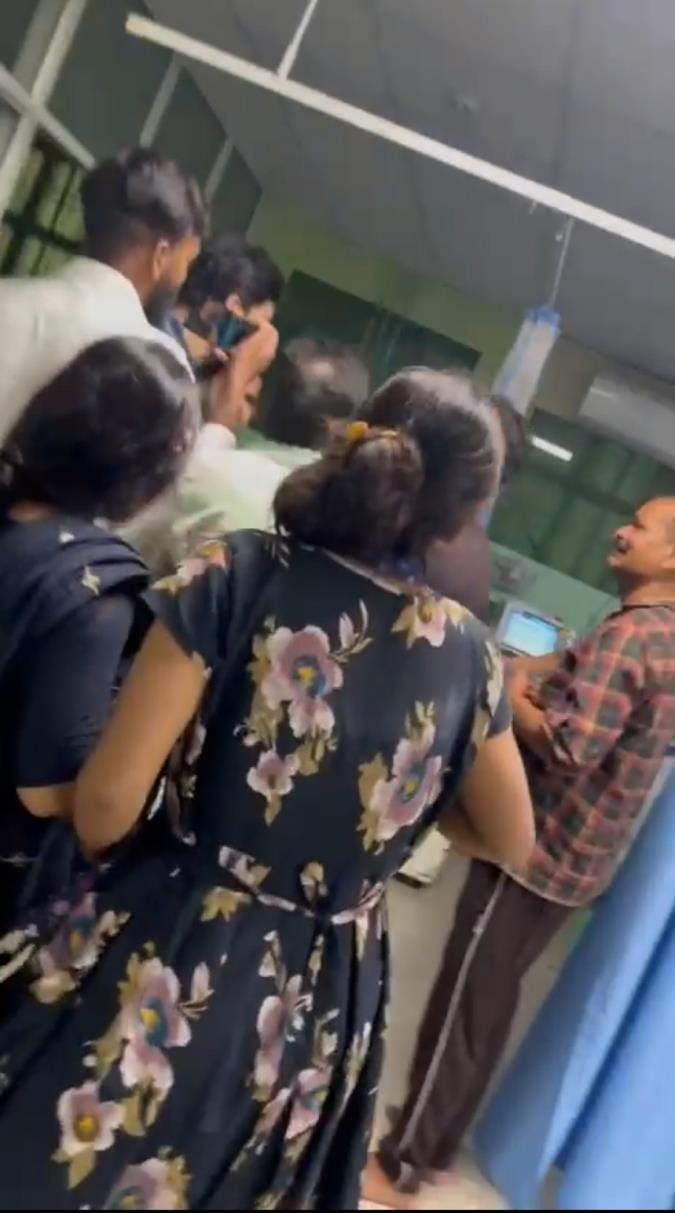 मरीज और हंगामा करते परिजन।