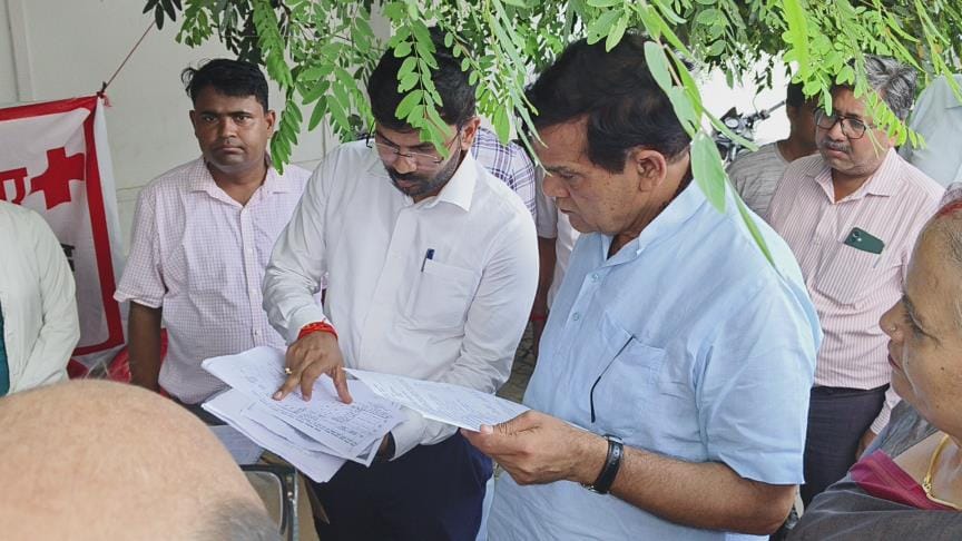 नगर विकास मंत्री एके शर्मा ने शनिवार को जानकीपुरम पहुंचकर डॉक्टरों से स्थिति का हाल जाना। नगर विकास मंत्री एके शर्मा ने शनिवार को जानकीपुरम पहुंचकर डॉक्टरों से स्थिति का हाल जाना।