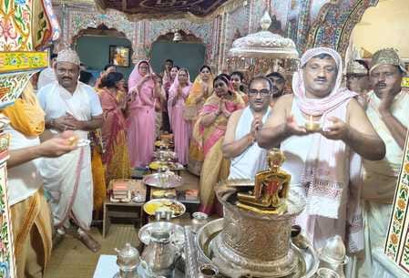 नानौता के श्री दिगंबर जैन मंदिर में पूजा अर्चना करते श्रद्धालु। स्रोत जैन समाज