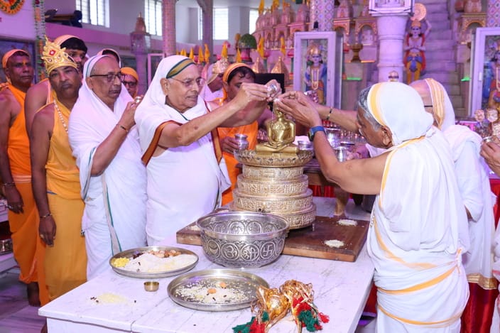 प्राचीन दिगंबर जैन बड़े मंदिर में पूजा अर्चना करते श्रद्धालु स्रोत मंदिर