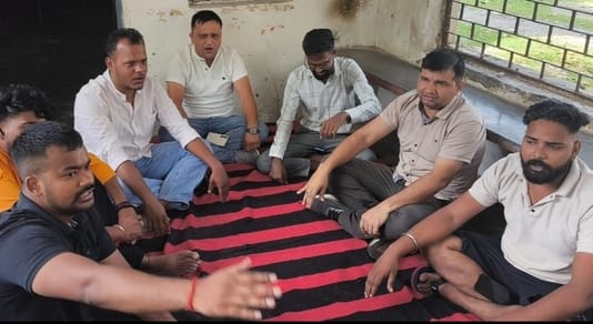 पेयजल लाइन के दीवार गड्ढे भरने की मांग को लेकर धरना देते लोग। पेयजल लाइन के दीवार गड्ढे भरने की मांग को लेकर धरना देते लोग।