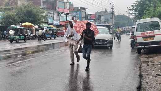 सकीट कस्बे में बारिश से हुए जलभराव में मस्ती करते बच्चे। संवाद सकीट कस्बे में बारिश से हुए जलभराव में मस्ती करते बच्चे। संवाद