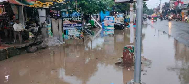 सकीट कस्बे में बारिश से हुए जलभराव में मस्ती करते बच्चे। संवाद सकीट कस्बे में बारिश से हुए जलभराव में मस्ती करते बच्चे। संवाद