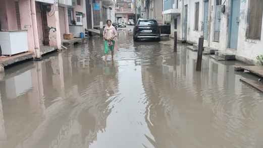 सकीट कस्बे में बारिश से हुए जलभराव में मस्ती करते बच्चे। संवाद सकीट कस्बे में बारिश से हुए जलभराव में मस्ती करते बच्चे। संवाद