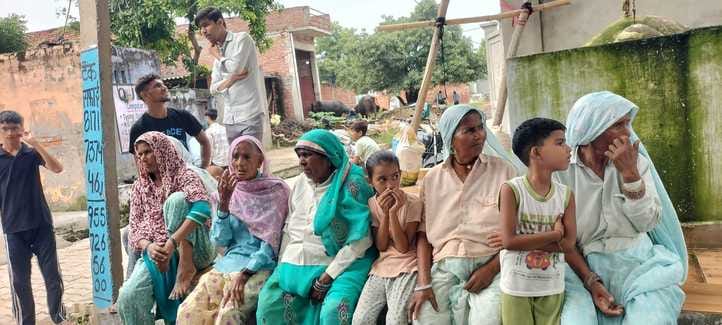 दौराला- भराला गांव में एकत्रित होकर बैठे ग्रामीण निर्वस्त्र युवकों के बारे में बात करते। स्रोत दौराला- भराला गांव में एकत्रित होकर बैठे ग्रामीण निर्वस्त्र युवकों के बारे में बात करते। स्रोत