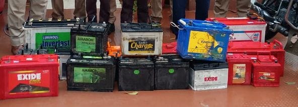 07. धम्मौर थाने में मौजूद बैटरी चोरी के आरोपी। स्रोत-पुलिस 07. धम्मौर थाने में मौजूद बैटरी चोरी के आरोपी। स्रोत-पुलिस