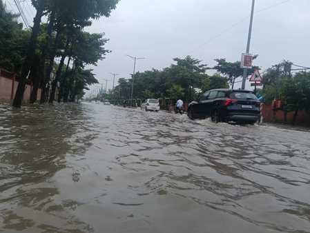 10 कैथल। बारिश के बाद अंबाला रोड पर हुआ जलभराव। संवाद