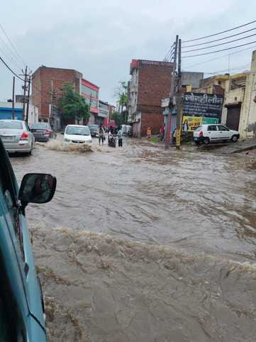 10 कैथल। बारिश के बाद अंबाला रोड पर हुआ जलभराव। संवाद