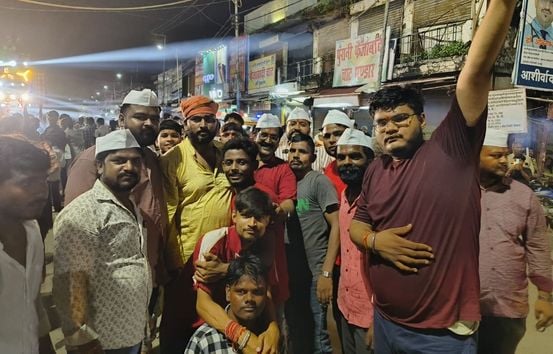 13. शहर में विसर्जन के लिए तैयार राधा-कृष्ण की प्रतिमा। संवाद