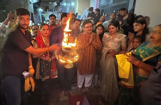15. शहर के मेजरगंज मोहल्ले में गजानन महाराज की आरती करते श्रद्धालु। संवाद