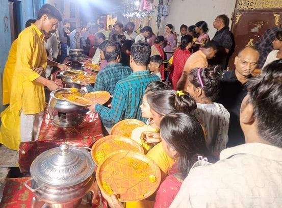 15. शहर के मेजरगंज मोहल्ले में गजानन महाराज की आरती करते श्रद्धालु। संवाद