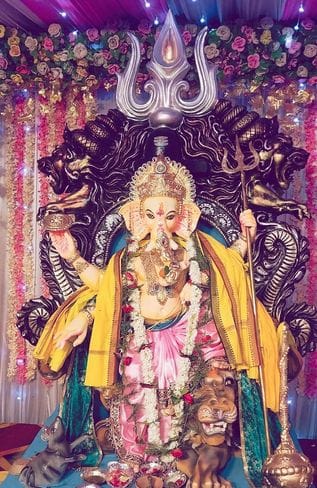 15. शहर के मेजरगंज मोहल्ले में गजानन महाराज की आरती करते श्रद्धालु। संवाद